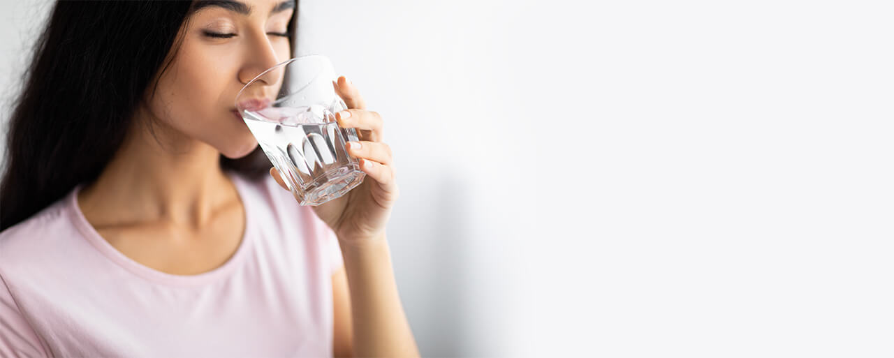 Women is drinking water to stay hydrated